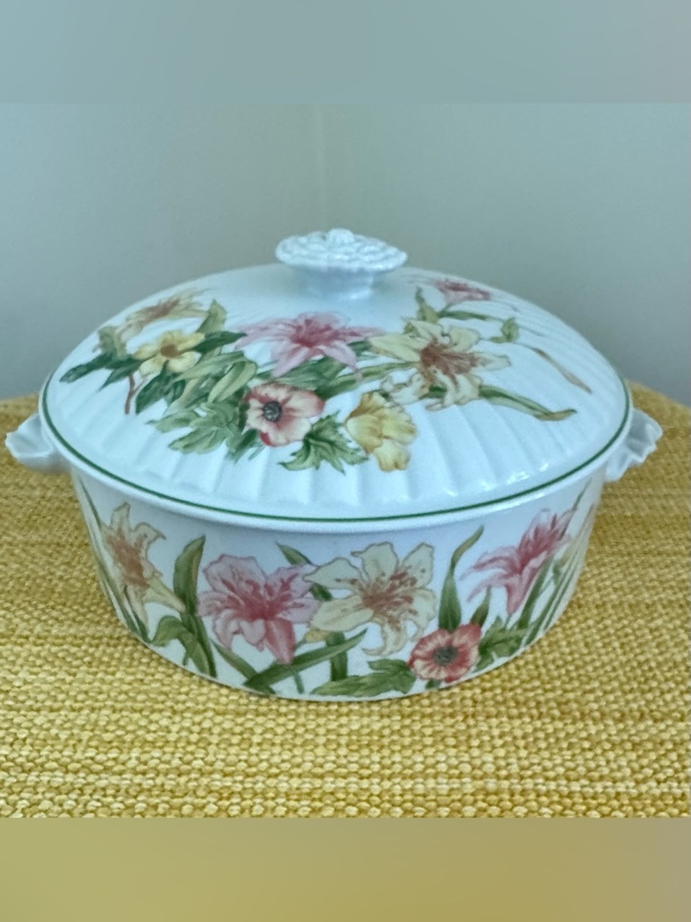 Beautiful Jade Lilly Fine Porcelain Casserole w/Matching Lid